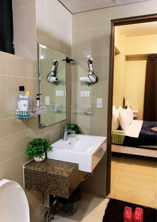 Two Palm Tree Villas Condominium - Studio 8Th Fl With Balcony - Across Terminal 3 Airport Pasay Kültér fotó