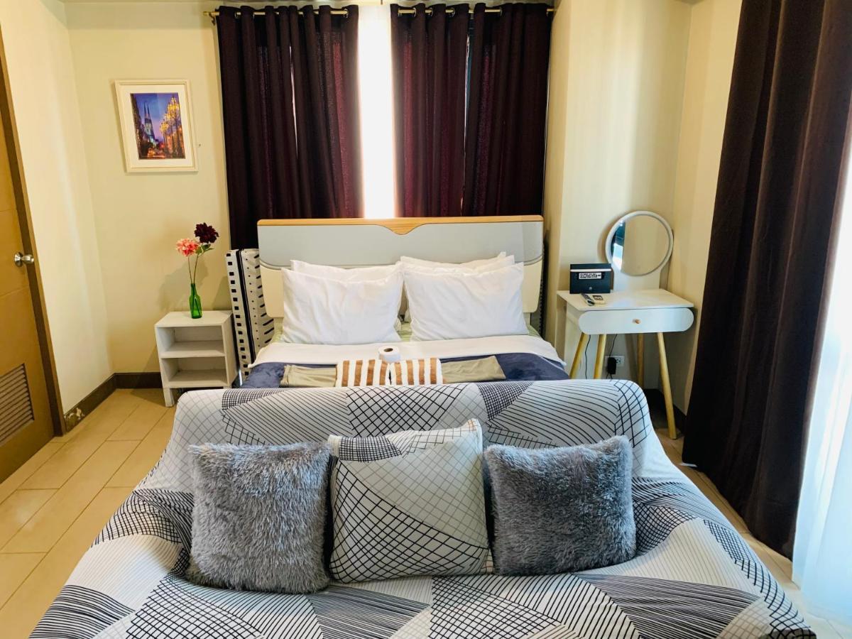 Two Palm Tree Villas Condominium - Studio 8Th Fl With Balcony - Across Terminal 3 Airport Pasay Kültér fotó