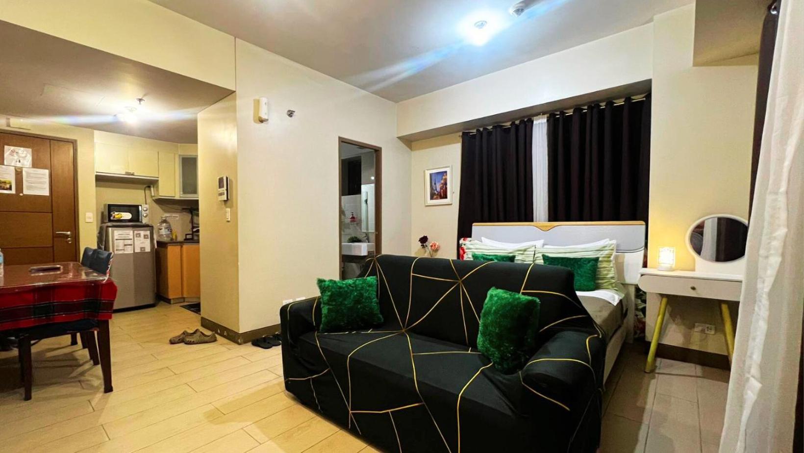 Two Palm Tree Villas Condominium - Studio 8Th Fl With Balcony - Across Terminal 3 Airport Pasay Kültér fotó