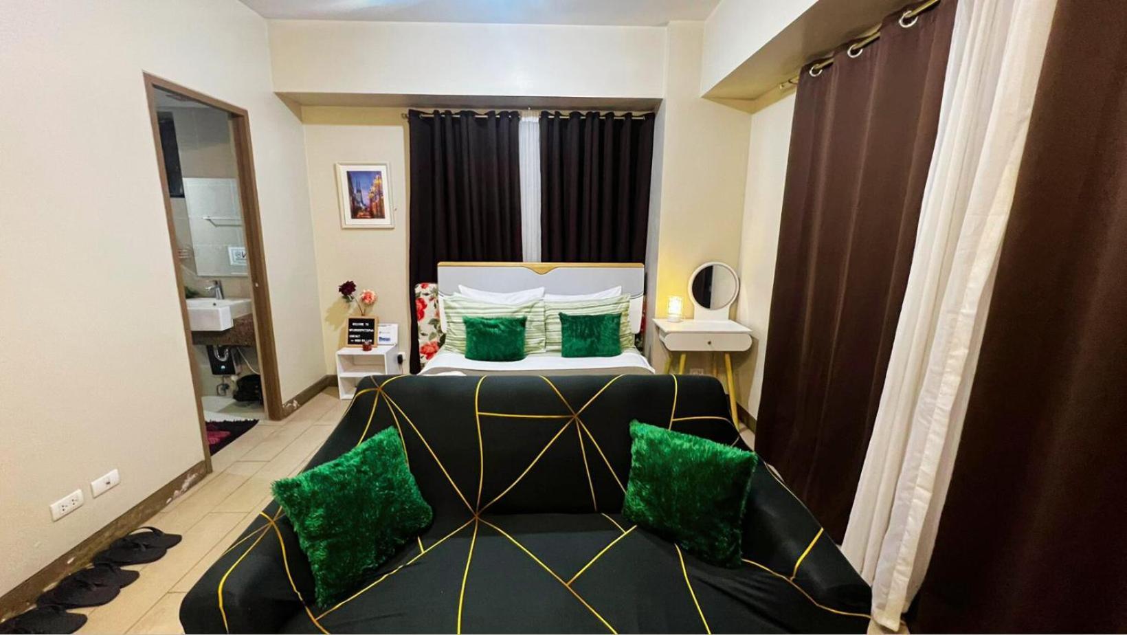 Two Palm Tree Villas Condominium - Studio 8Th Fl With Balcony - Across Terminal 3 Airport Pasay Kültér fotó