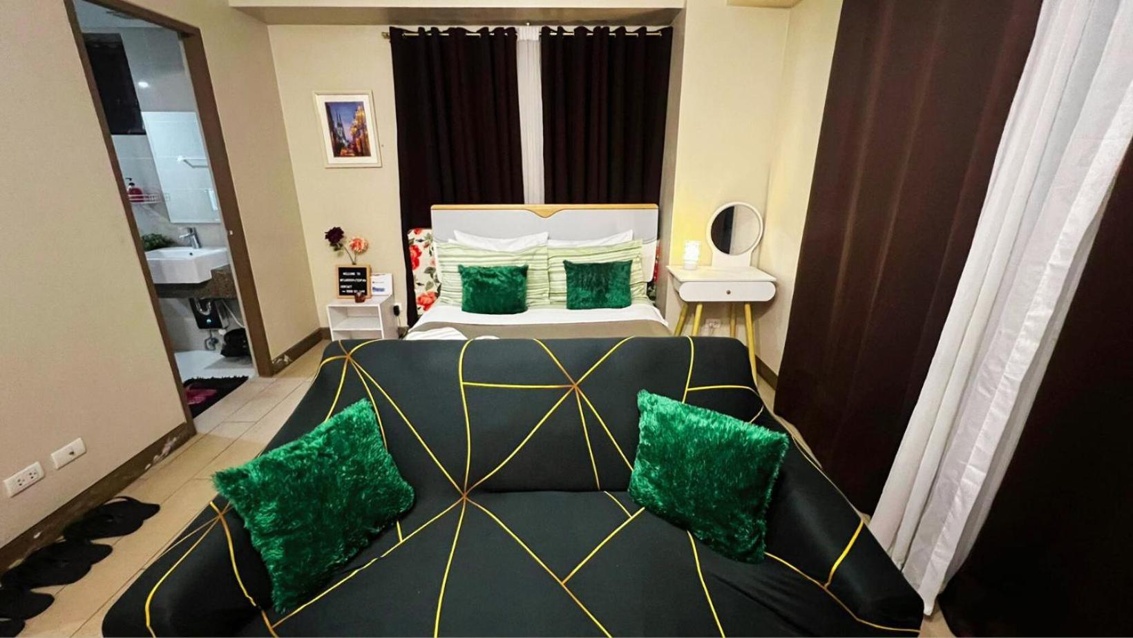Two Palm Tree Villas Condominium - Studio 8Th Fl With Balcony - Across Terminal 3 Airport Pasay Kültér fotó